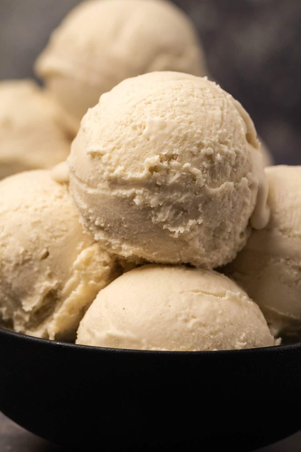 Des boules de crème glacée végétalienne dans un bol noir. 