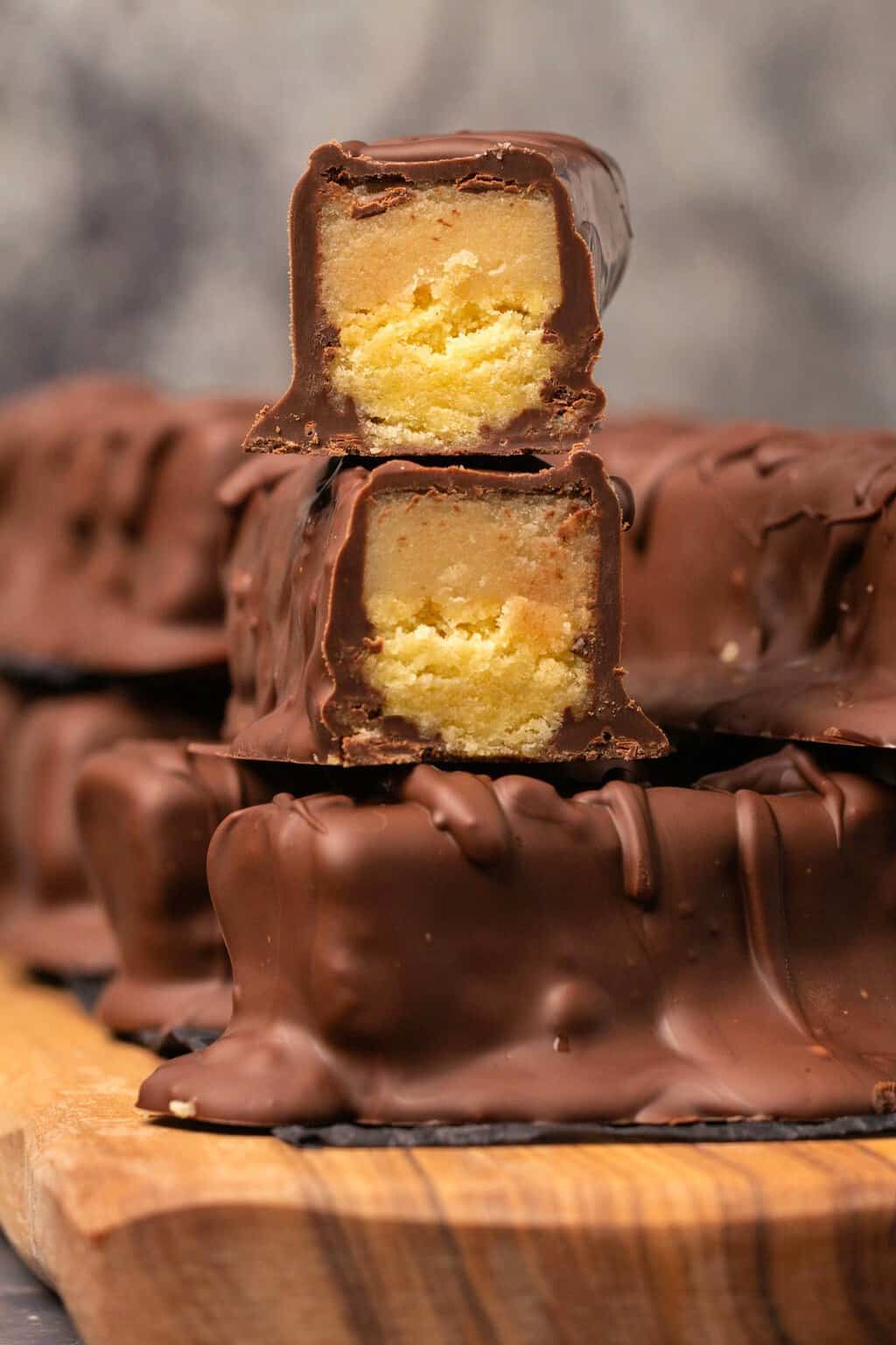 Twix bars végétaliens empilés sur une planche de bois.