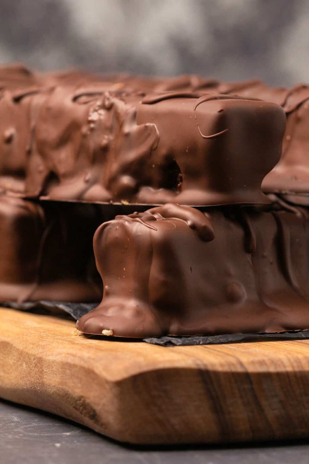 Twix végétalien empilé sur une planche de bois.