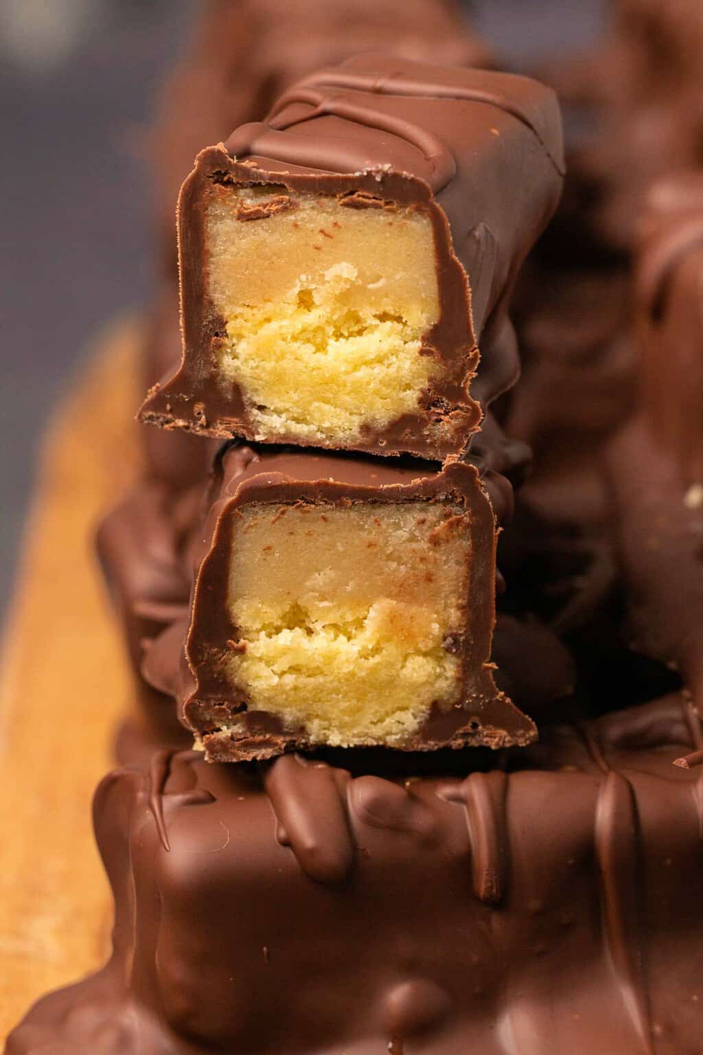 Twix végétalien empilé sur une planche à découper en bois.
