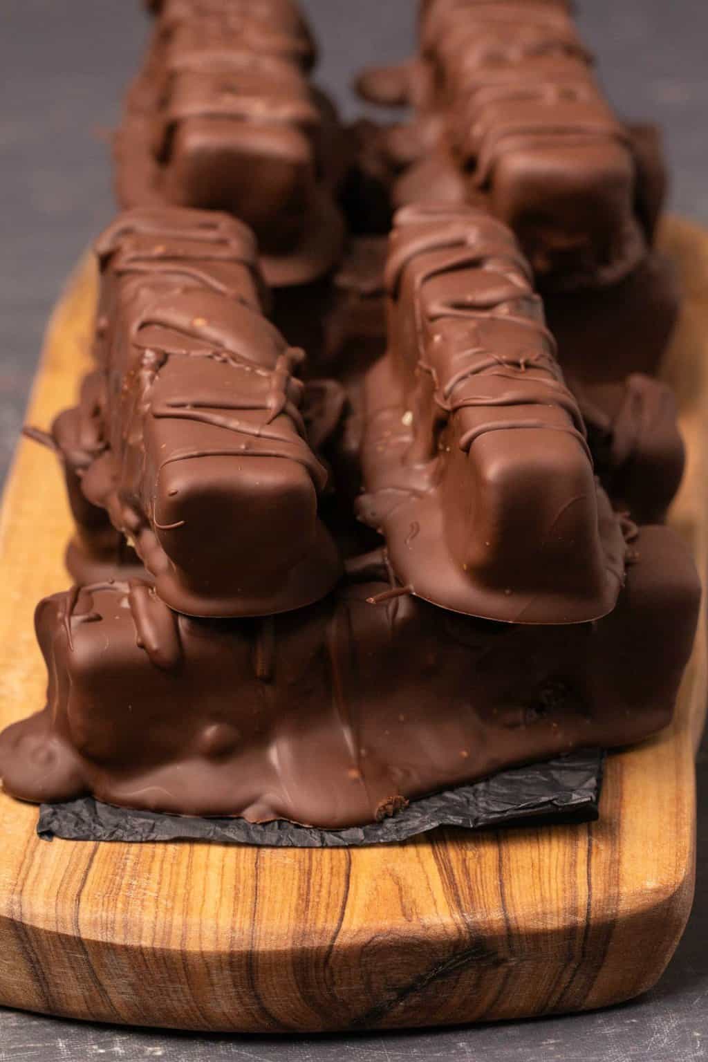 Twix végétalien empilé sur une planche de bois.