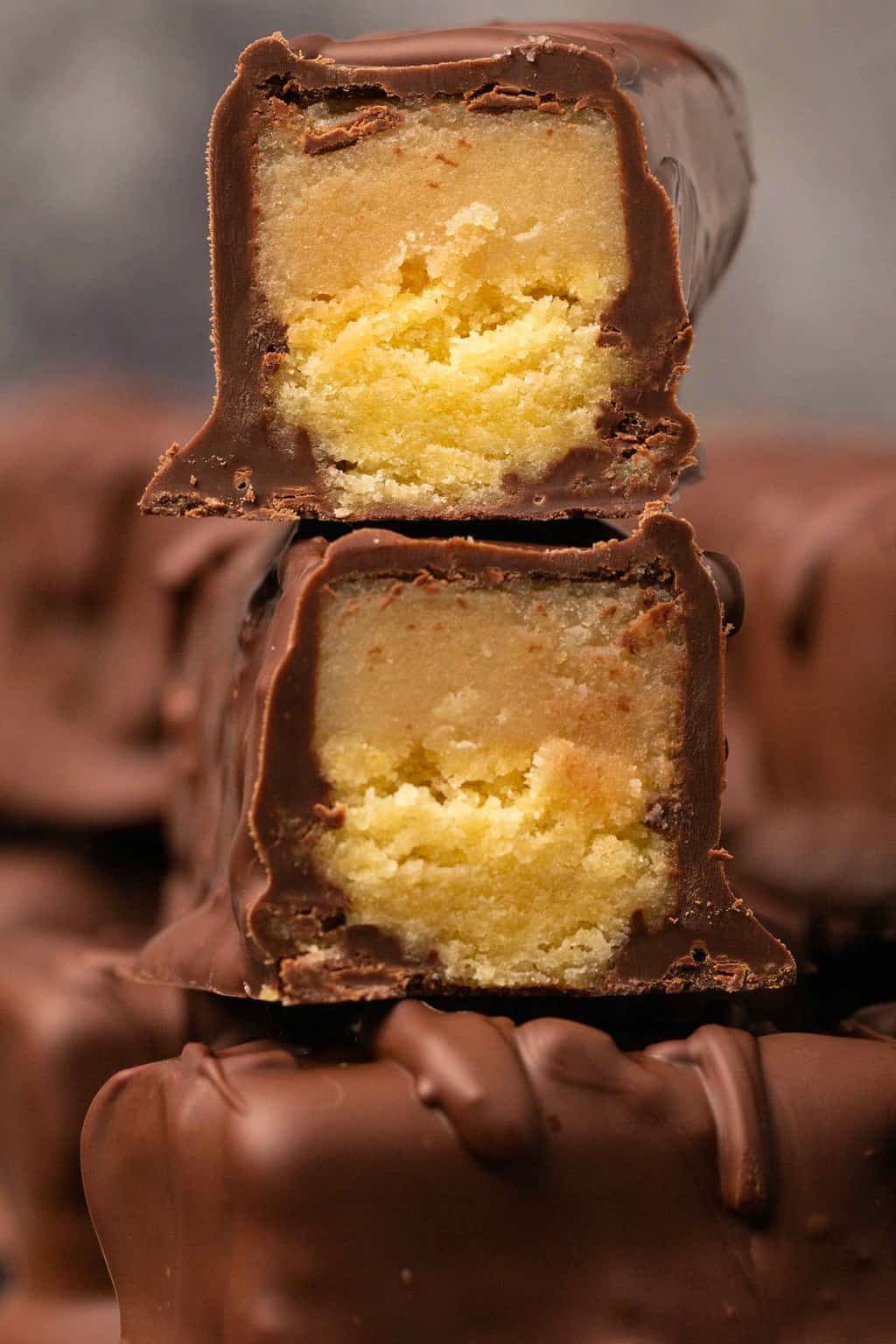 Twix végétalien coupé en deux pour montrer le centre.