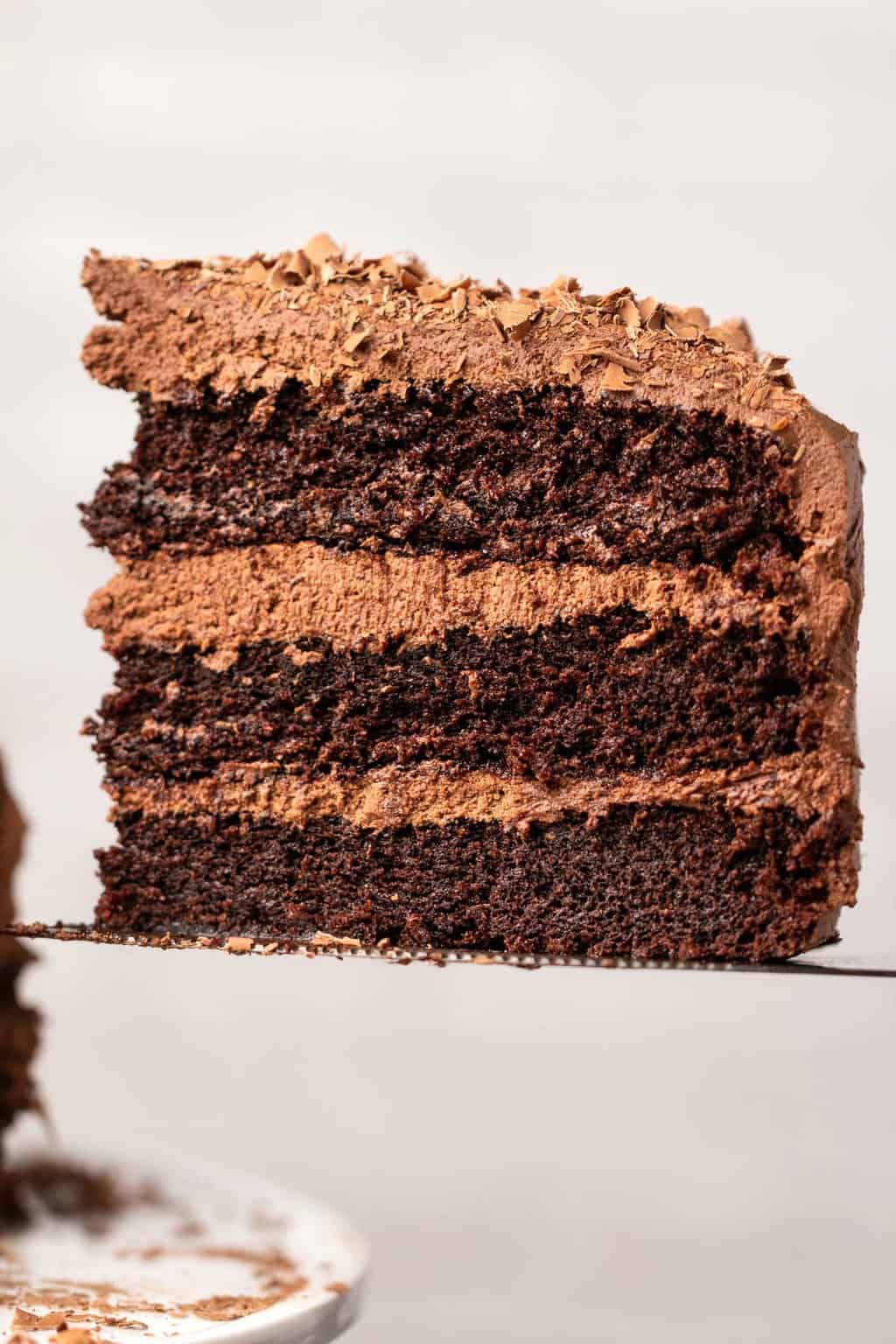 Tranche de gâteau au chocolat sans produits laitiers sur un gâteau.