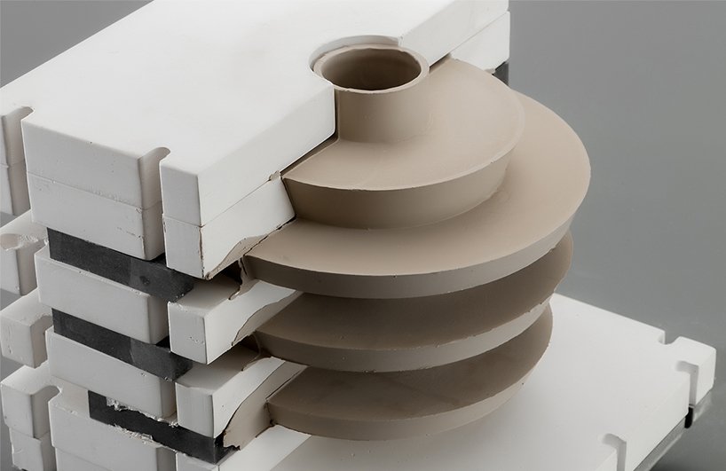'clayers' par aviad ozery utilise des moules en couches pour explorer la polyvalence du designboom en céramique
