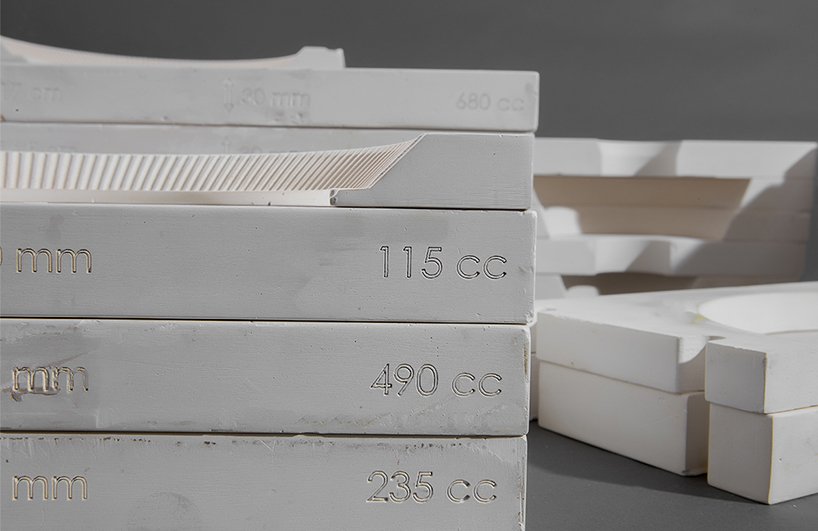 'clayers' par aviad ozery utilise des moules en couches pour explorer la polyvalence du designboom en céramique