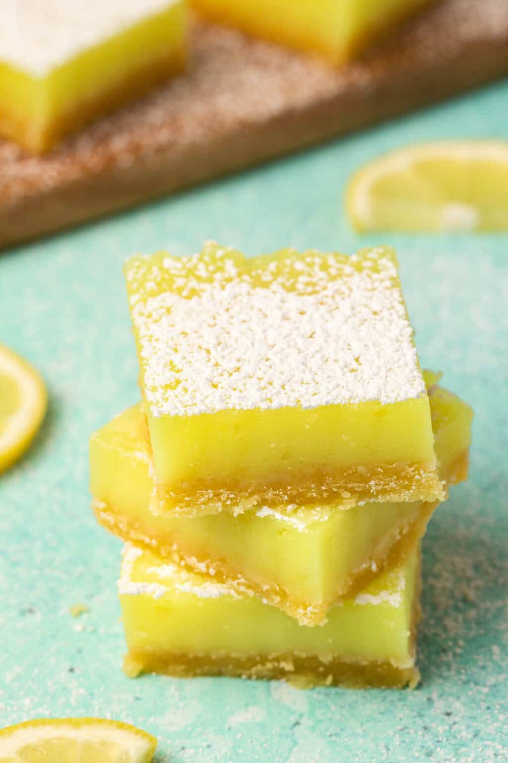 Barres de citron végétaliennes dans une pile inégale.