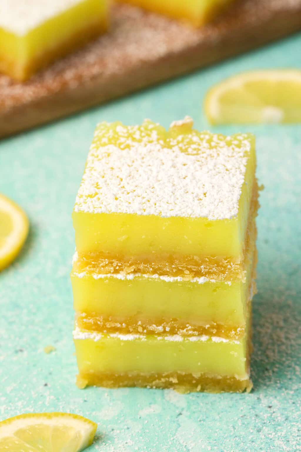 Barres de citron végétaliennes dans une pile ordonnée de trois.