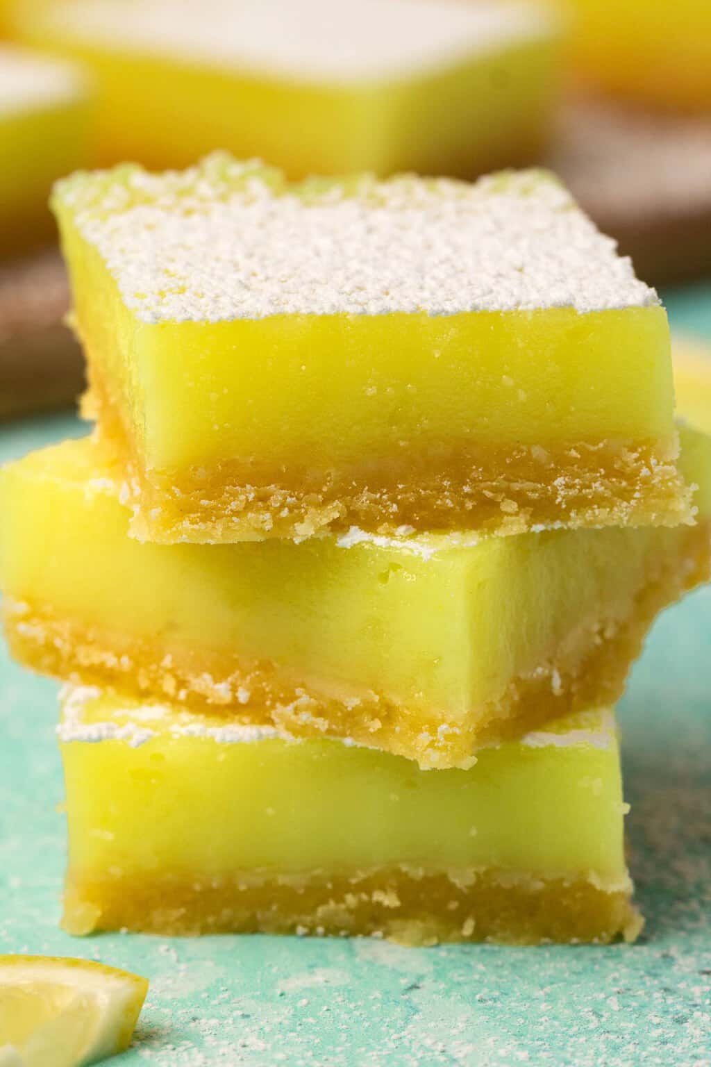 Barres de citron végétaliennes dans une pile.