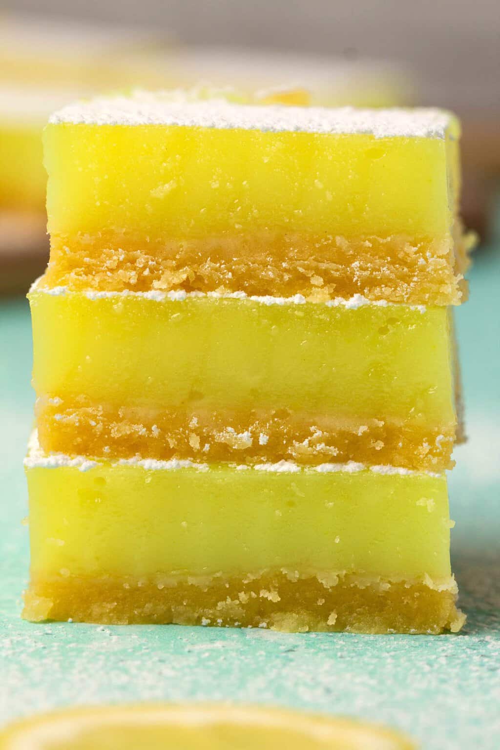 Barres de citron végétaliennes en pile de trois.