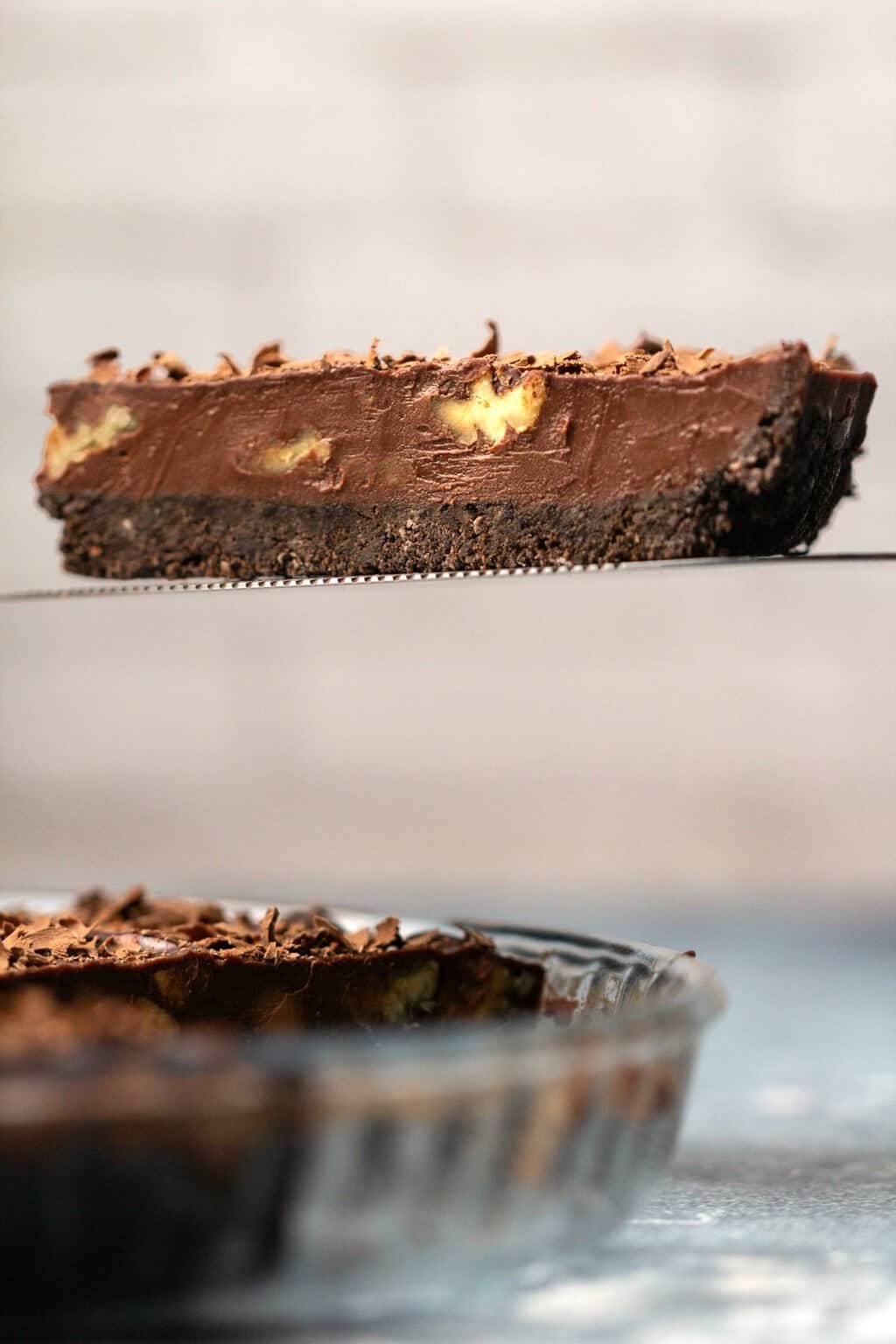 Une tranche de tarte au chocolat végétalienne sur un gâteau.