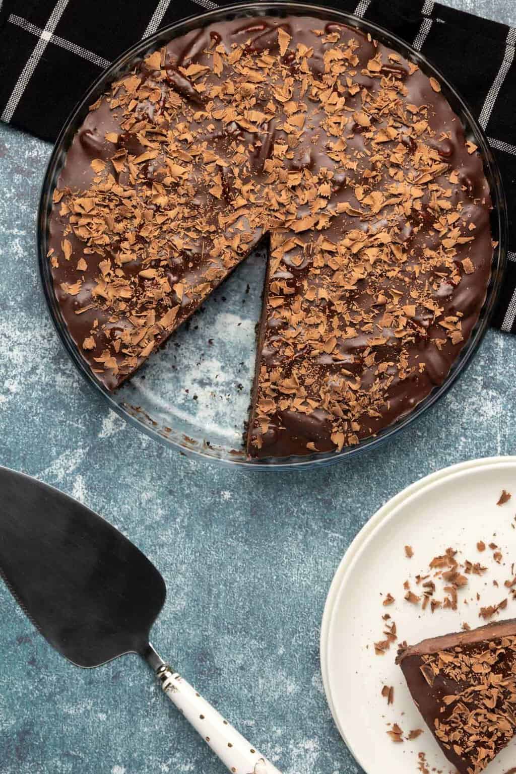 Tarte au chocolat végétalienne dans un plat à tarte en verre.
