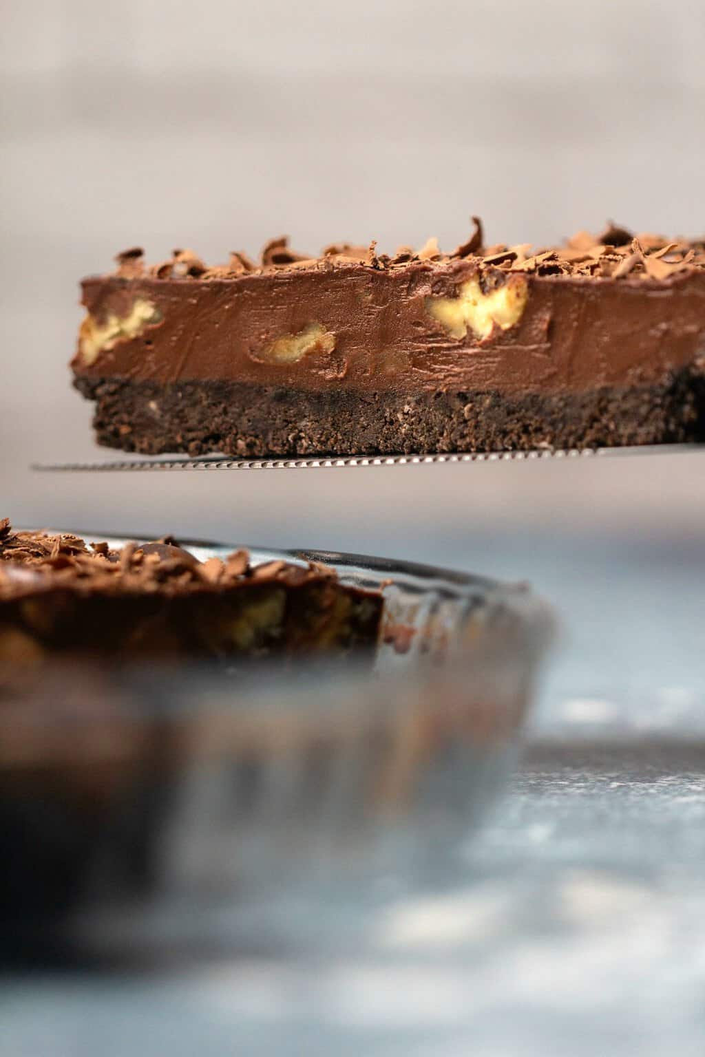 Tranche de tarte au chocolat végétalien sur un gâteau.