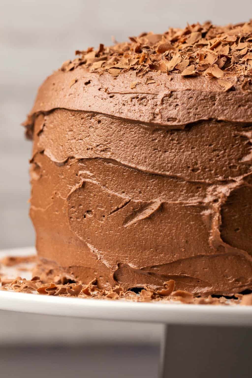 Glaçage à la crème au beurre végétalien sur un gâteau au chocolat.