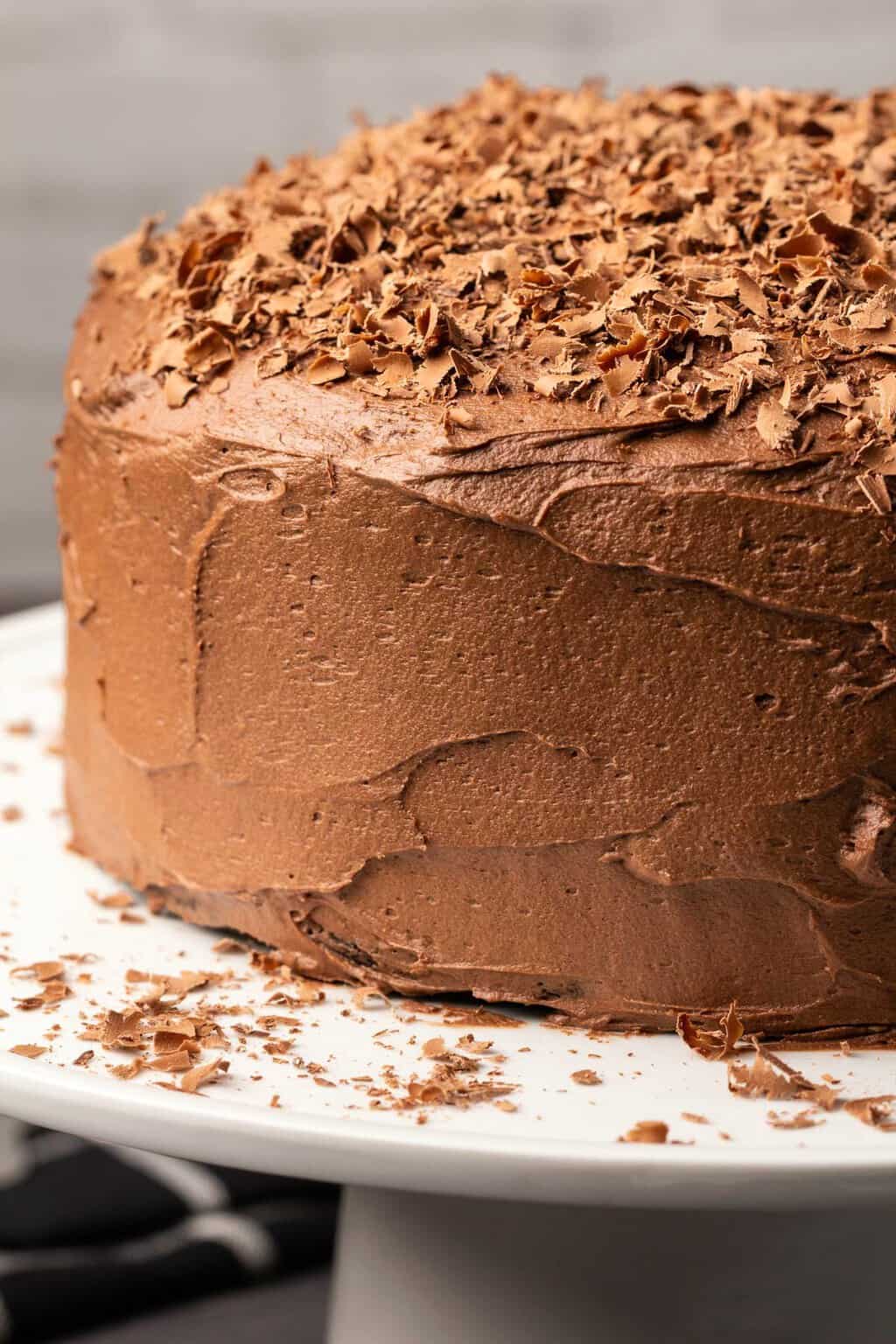 Crème au beurre au chocolat végétalien glaçage sur un gâteau.
