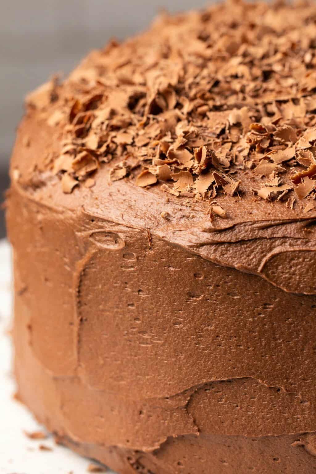 Glaçage à la crème au beurre végétalienne sur un gâteau au chocolat sans produits laitiers.