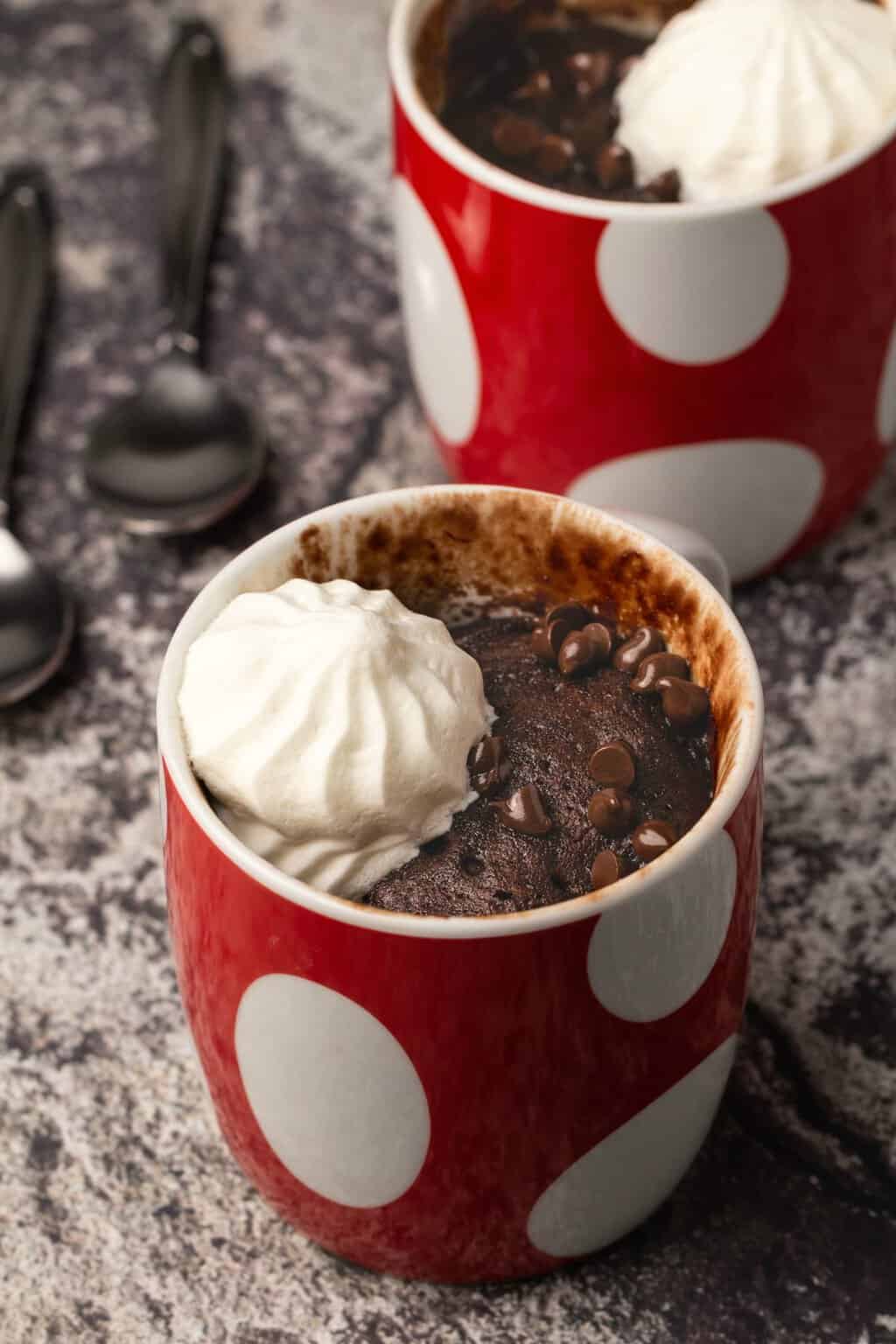 Gâteau mug végétalien dans une tasse rouge et blanche. 