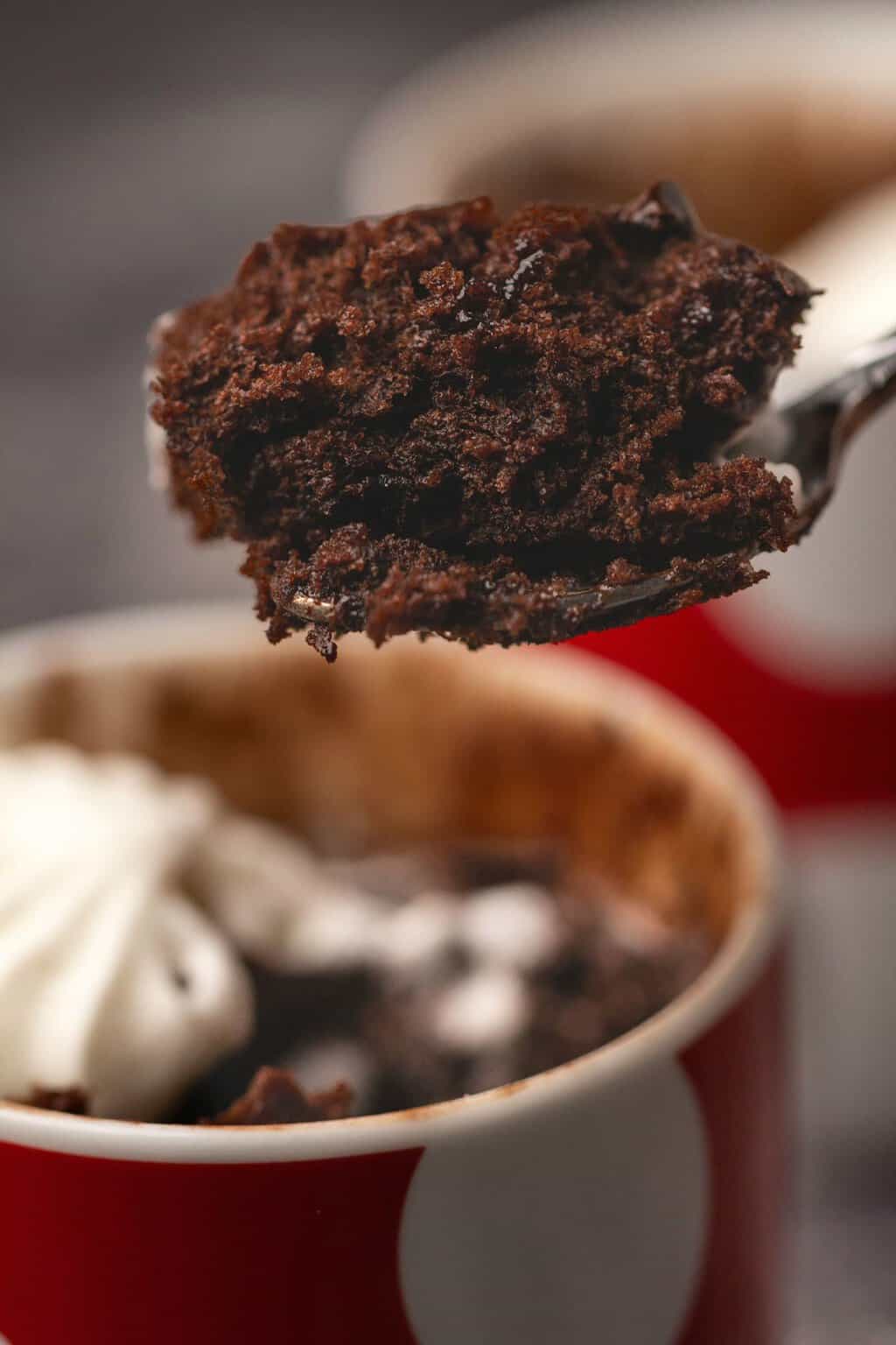 Cuillerée de gâteau mug végétalien. 