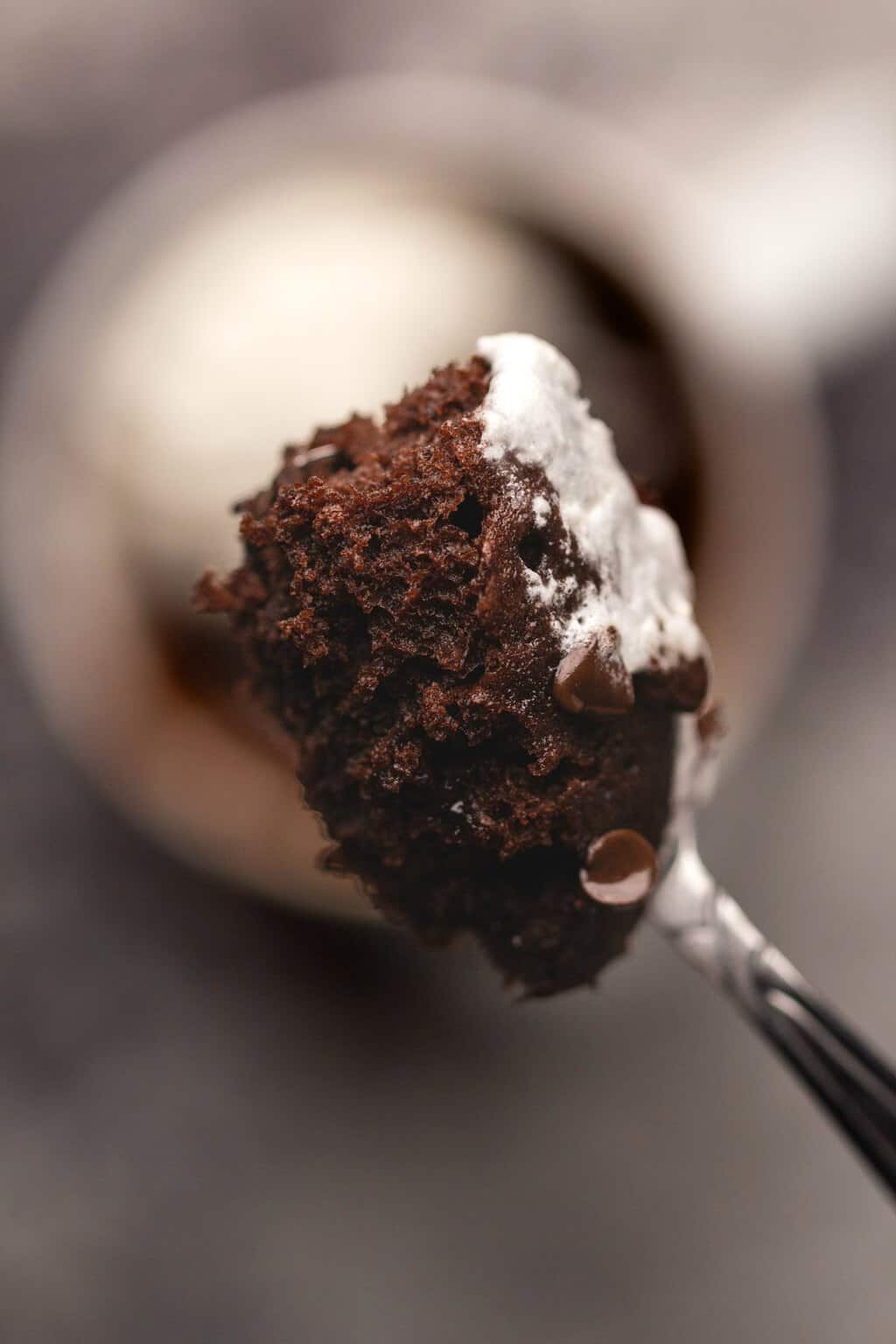 Cuillerée de gâteau mug végétalien. 