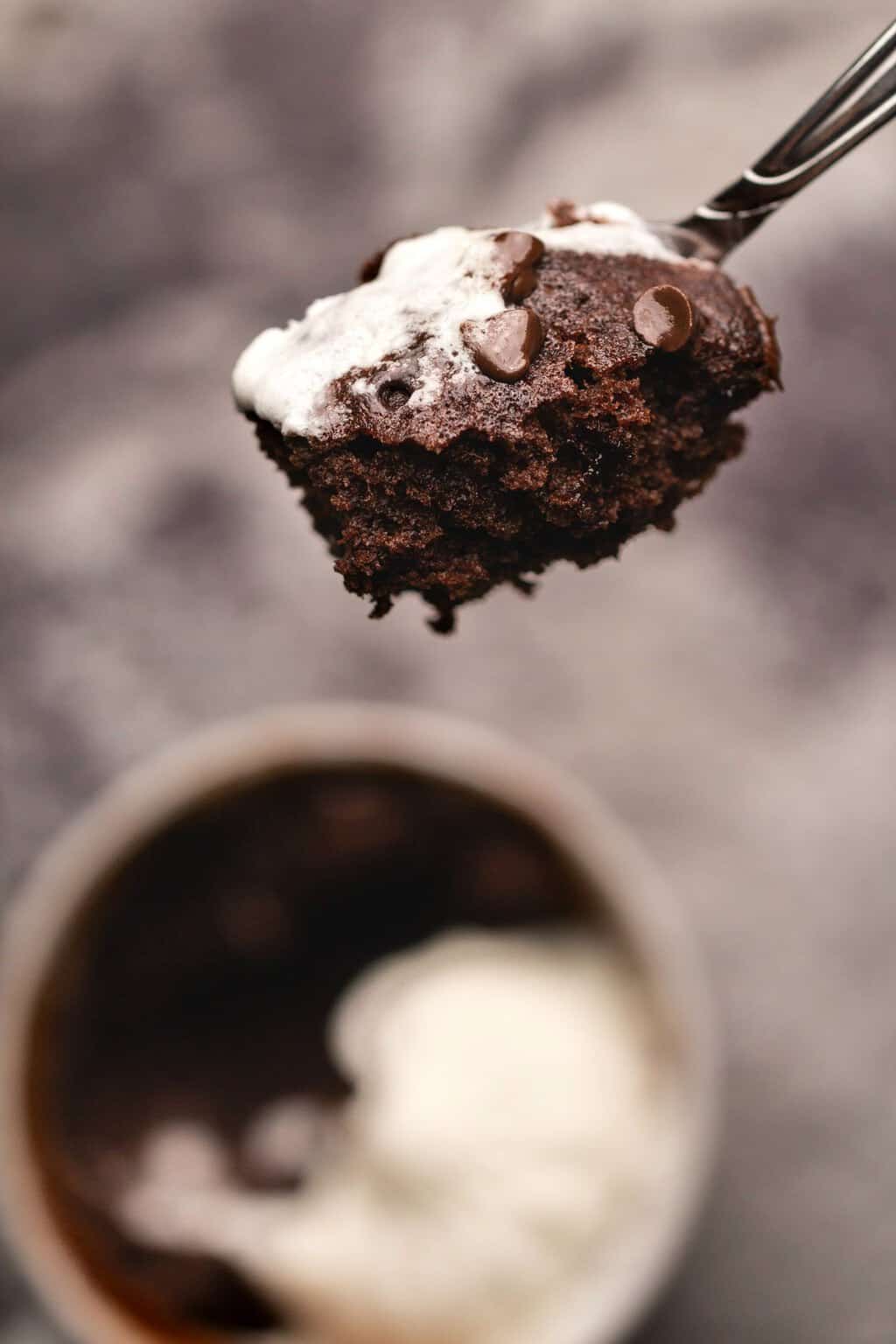 Cuillerée de gâteau mug végétalien. 