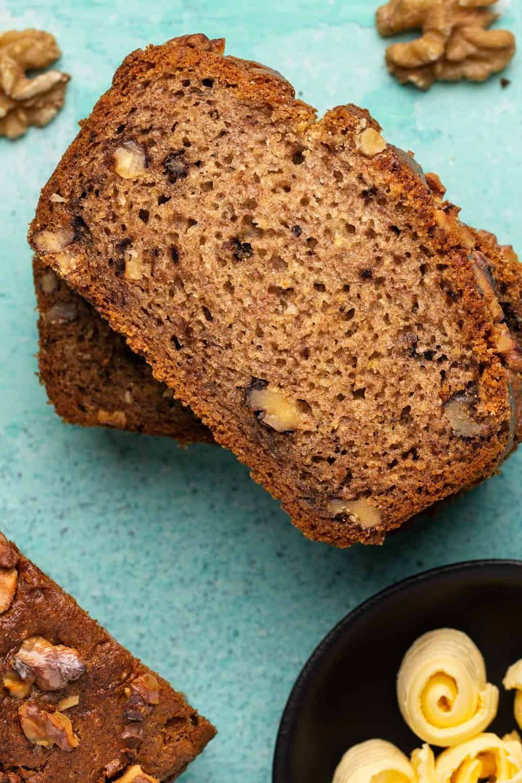 Tranches de pain aux bananes végétalien sans gluten dans une pile.