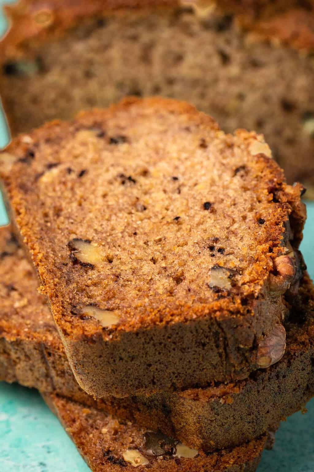Tranches de pain aux bananes végétalien sans gluten.