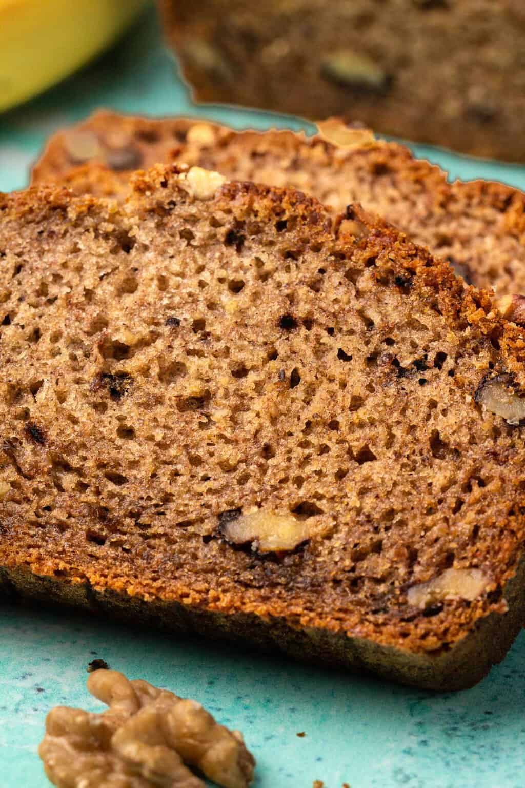 Tranches de pain aux bananes sans gluten végétaliennes.