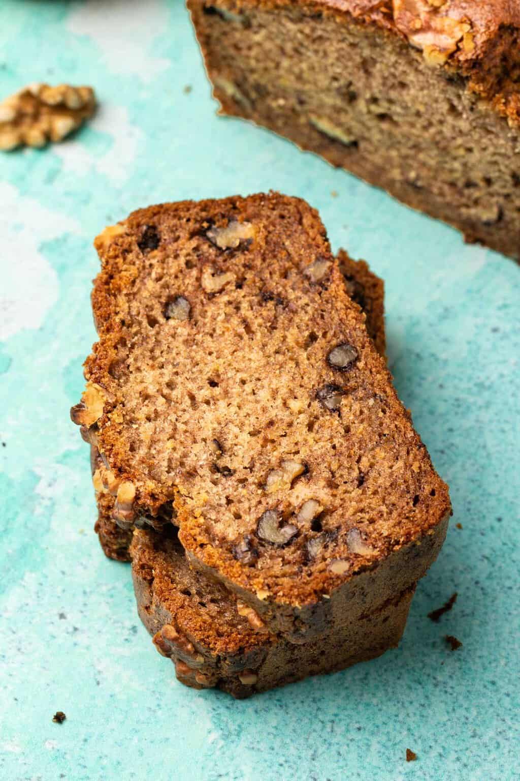 Tranches de pain aux bananes végétalien sans gluten dans une pile.