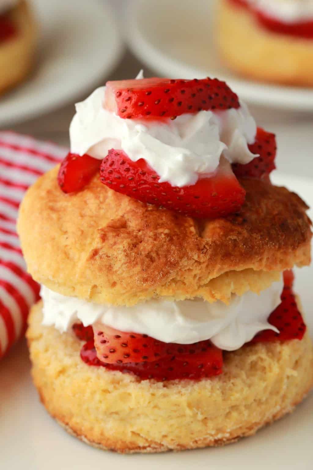 Sablé végétalien aux fraises garni de crème fouettée et de fraises. 