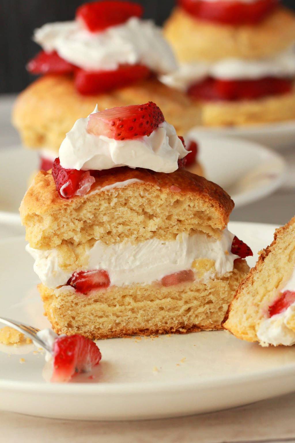 Sablé végétalien aux fraises avec crème fouettée végétalienne et fraises fraîches coupées en deux. 