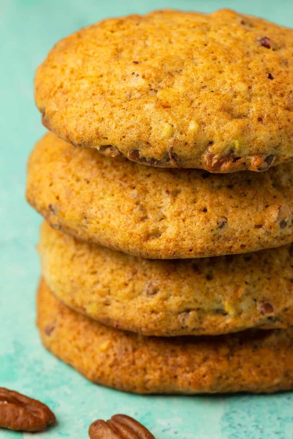 Une pile de biscuits aux bananes végétaliens.