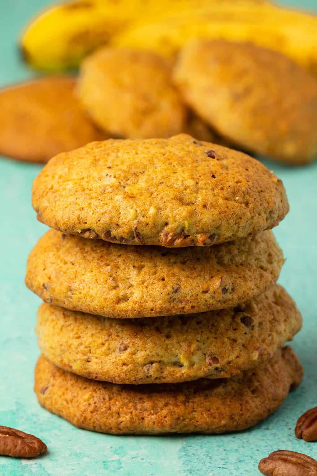 Biscuits aux bananes végétaliens dans une pile. 