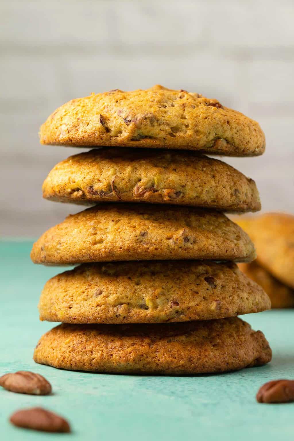 Une pile de biscuits aux bananes végétaliens. 