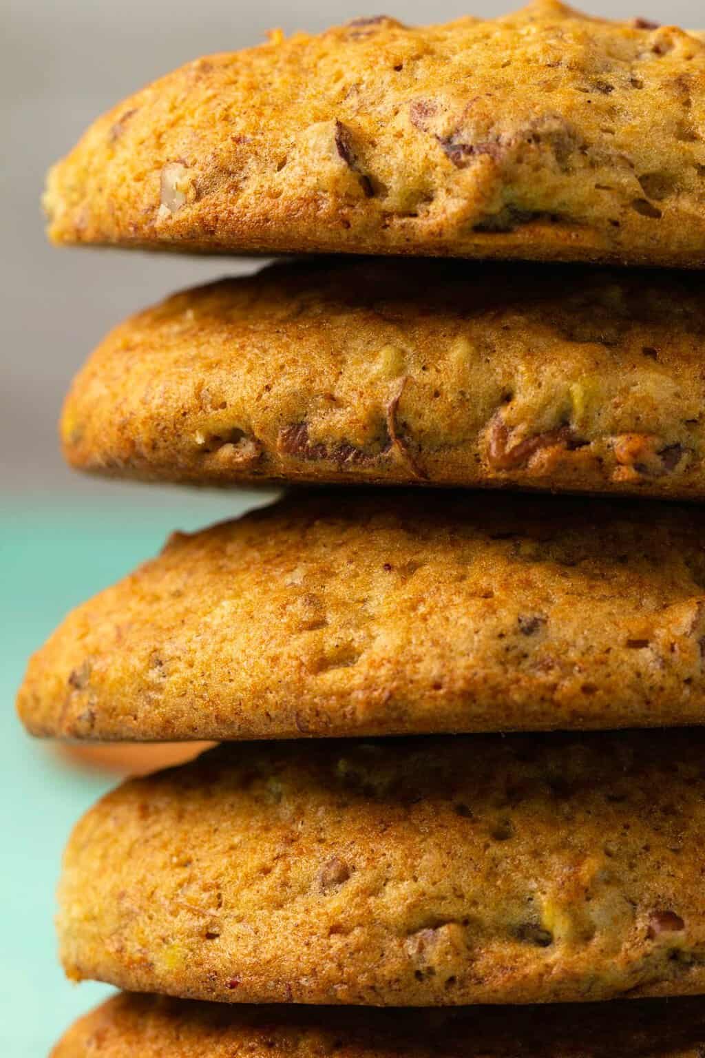 Biscuits végétaliens aux bananes empilés les uns sur les autres. 