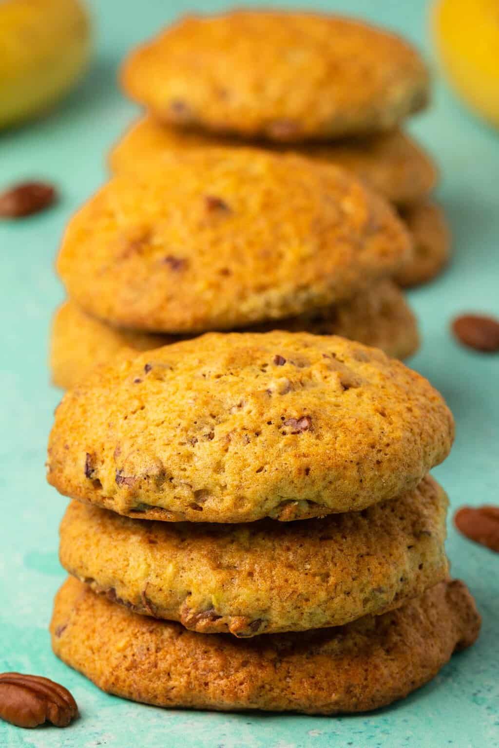 Biscuits à la banane végétaliens en piles de trois. 