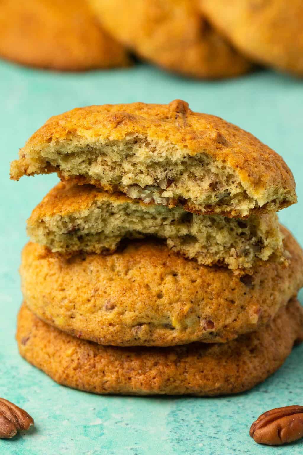 Pile de cookies banane végétaliens avec le cookie supérieur cassé en deux. 