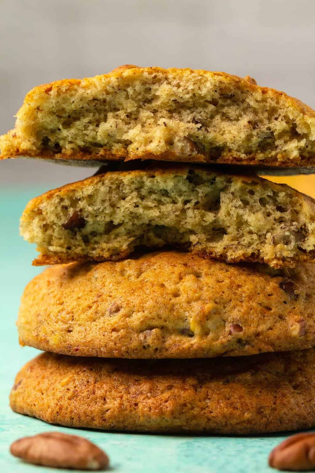 Biscuits aux bananes végétaliens dans une pile avec le cookie supérieur cassé en deux. 
