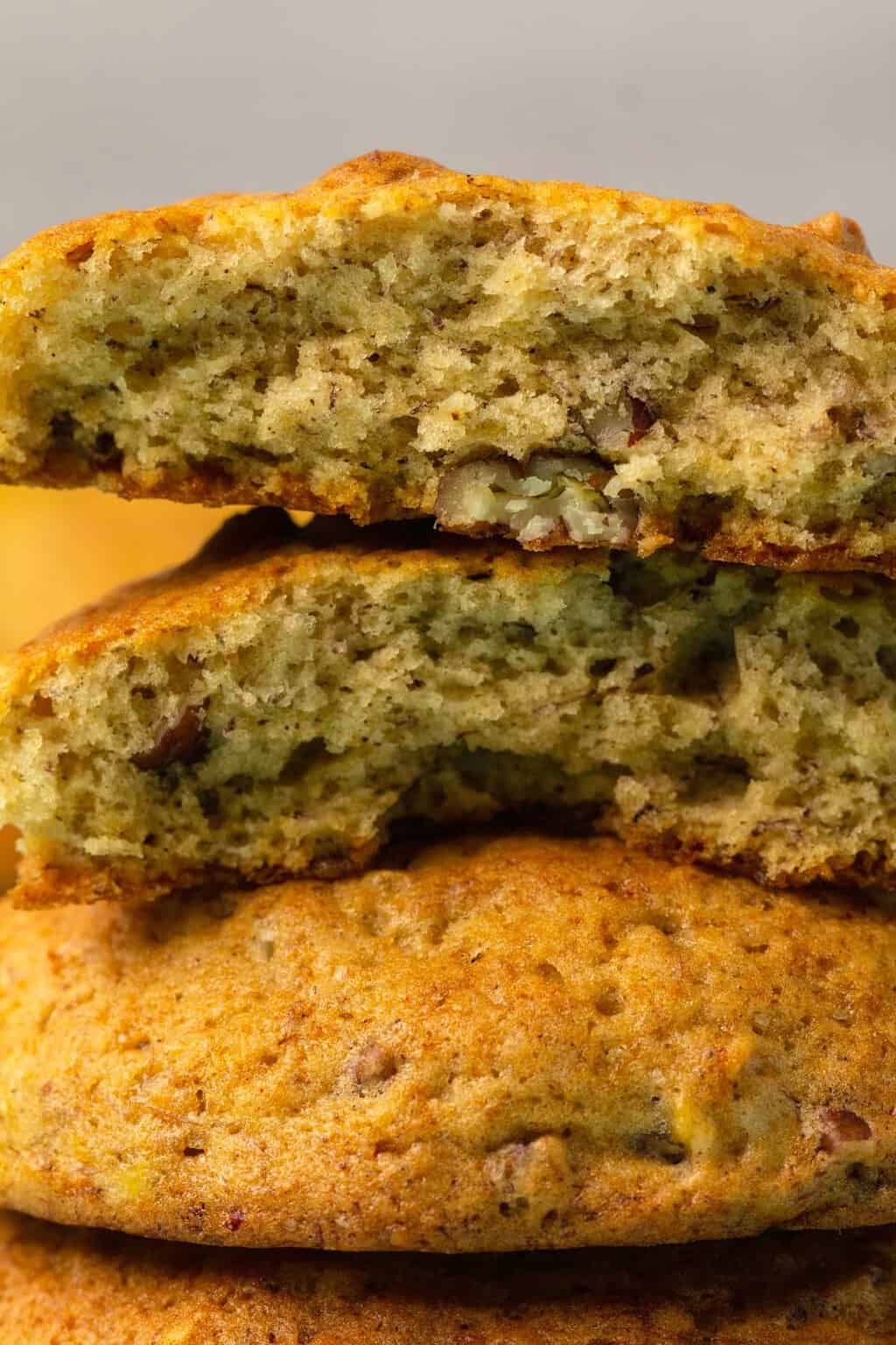 Biscuits végétaliens aux bananes empilés avec le cookie supérieur cassé en deux. 