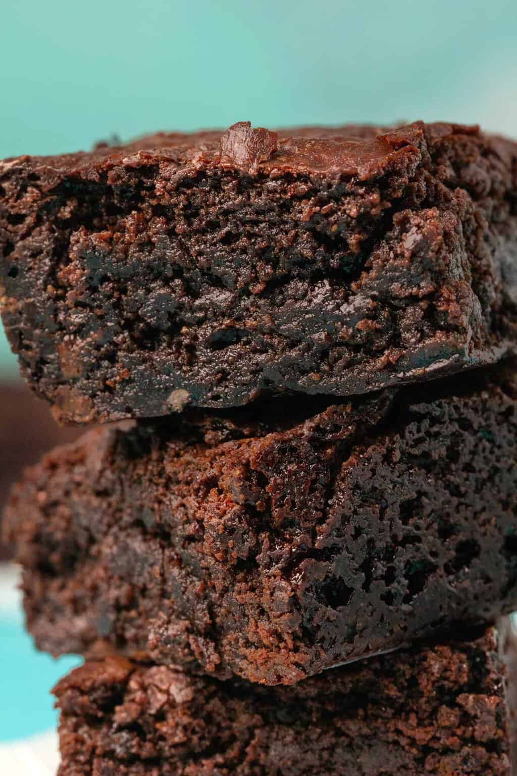 Brownies sans gluten végétaliens dans une pile.
