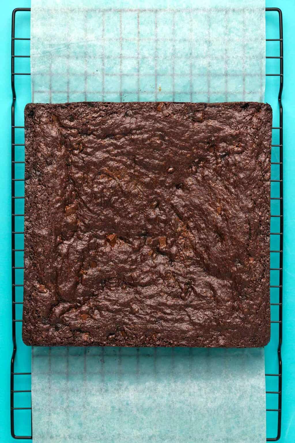 Brownies végétaliens sans gluten fraîchement cuits sur une grille de refroidissement.