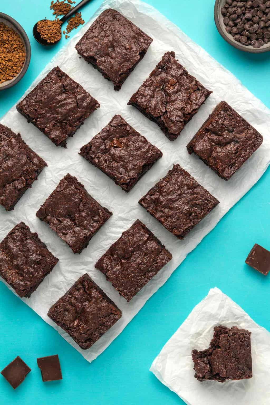 Brownies végétaliens sans gluten sur papier parchemin.
