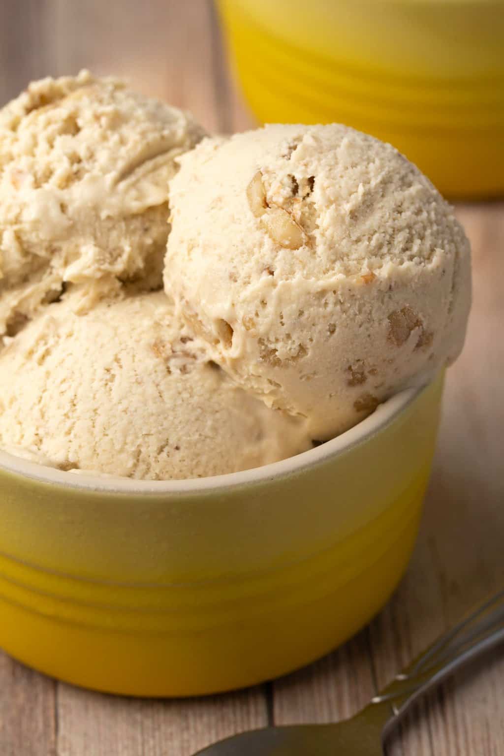 Boules de glace à la banane végétalienne dans un bol jaune.