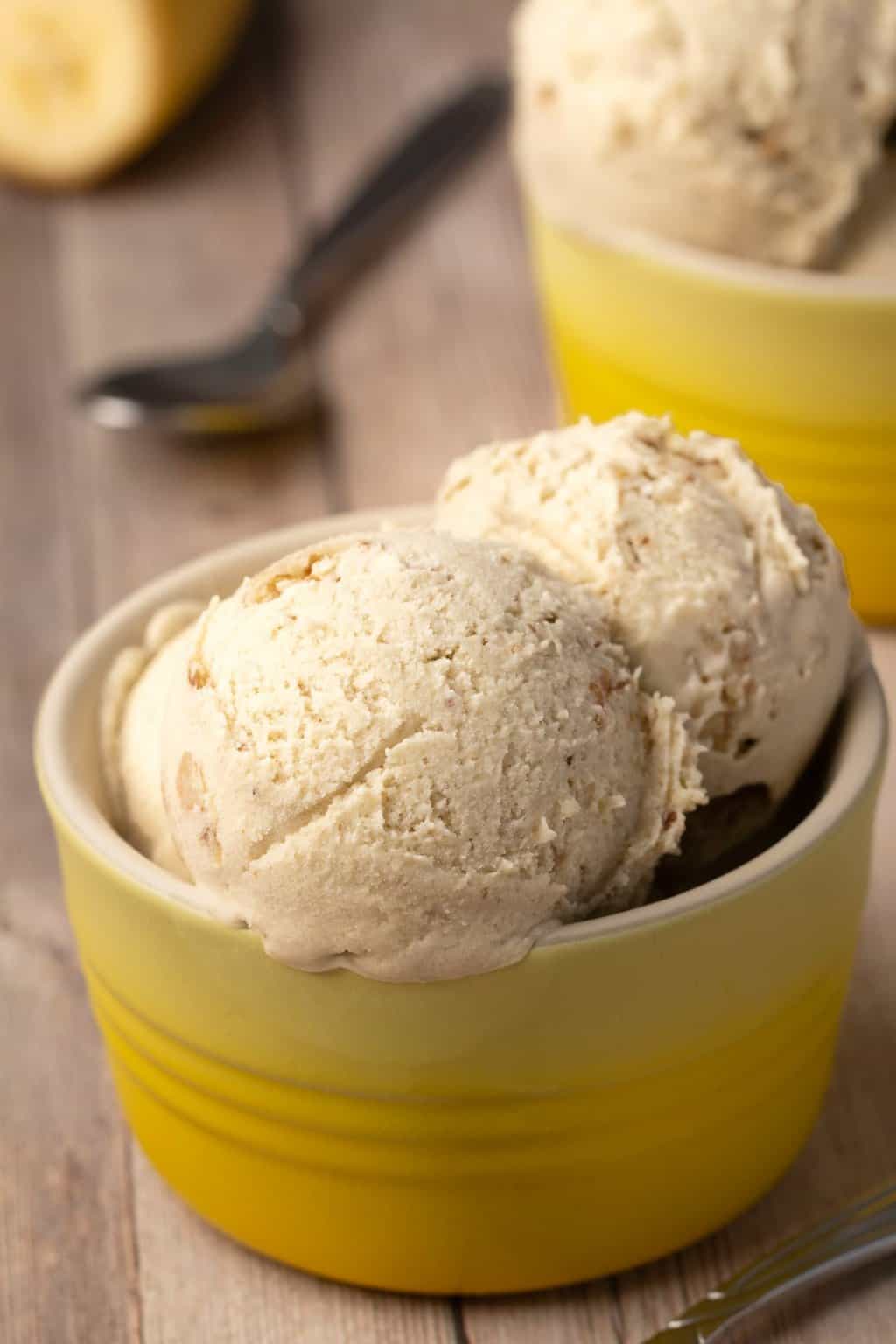 Boules de glace à la banane végétalienne dans un bol jaune.