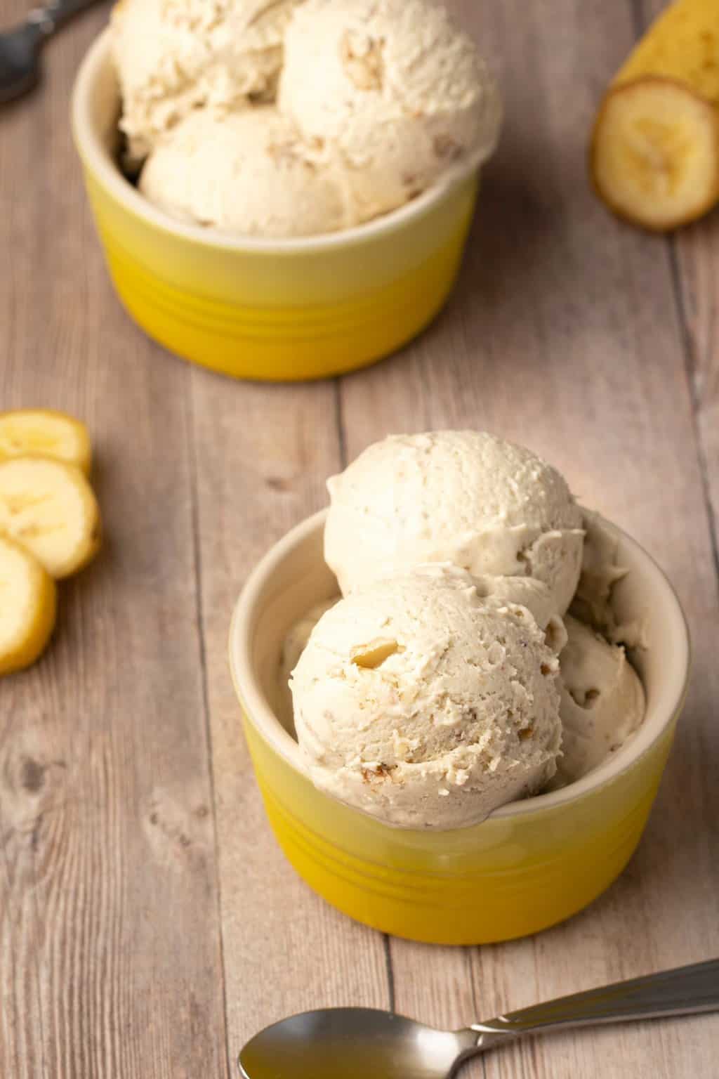 Glace végétalienne à la banane dans des bols jaunes.