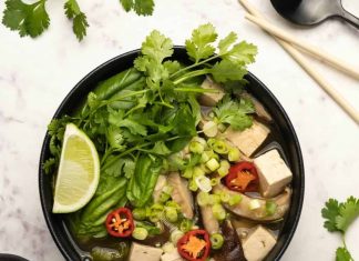 Vegan Pho – Loving It Vegan Pho végétalien garni d