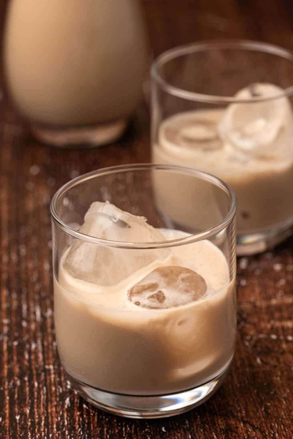 Baileys végétaliens dans des verres courts avec de la glace. 