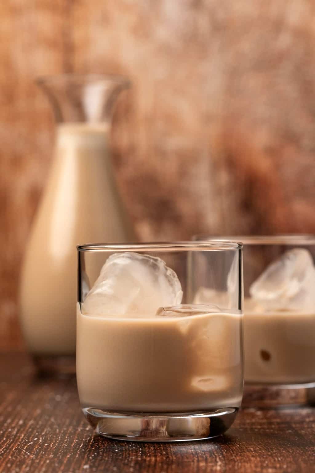Baileys végétaliens dans des verres avec de la glace. 