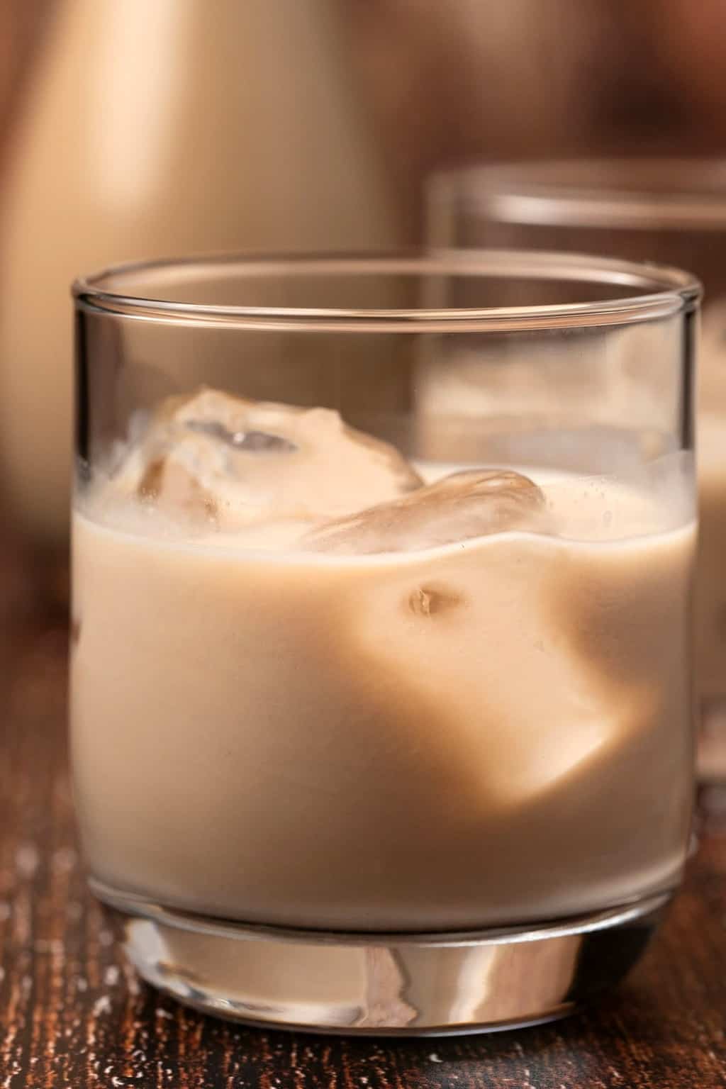 Baileys maison avec de la glace dans un verre. 
