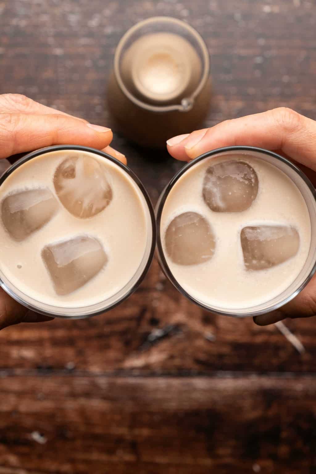 Baileys végétaliens dans des verres avec de la glace. 
