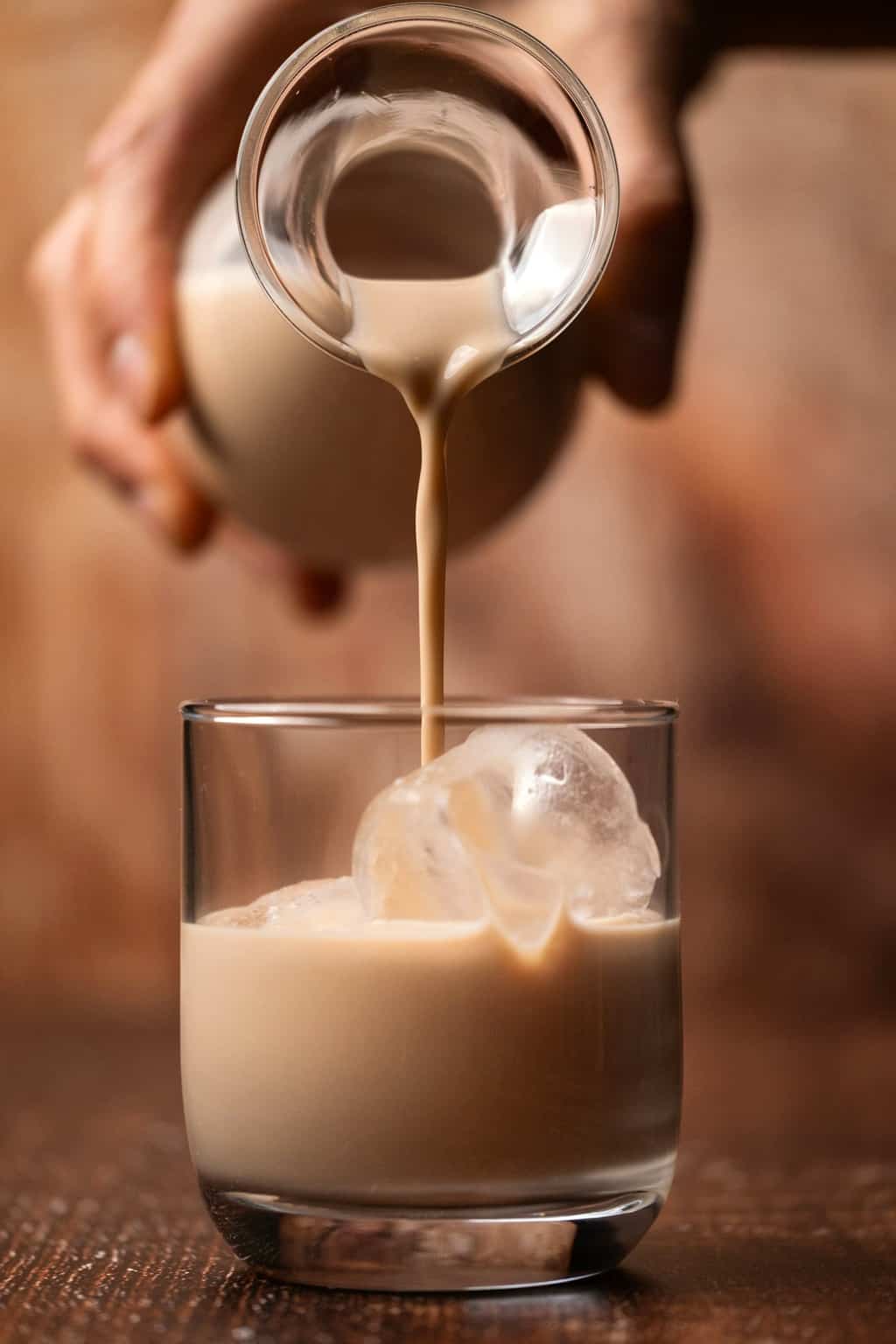 Baileys végétaliens versant dans un verre de glace. 