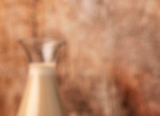 Vegan Baileys – Loving It Vegan Baileys végétaliens dans des verres avec de la glace.